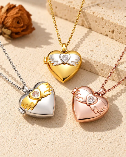 De drie kleuren van de ketting met hartmedaillon met vleugels, naast elkaar op gips