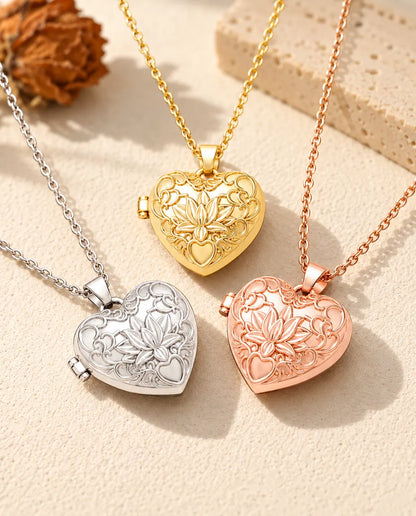 De drie kleuren van de ketting met hartmedaillon met lotusbloem samen uitgestald op gips
