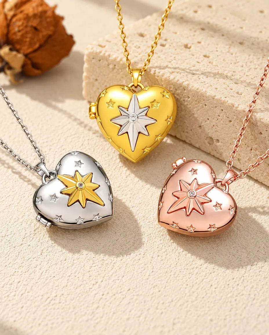 De drie kleuren van de ketting met hartmedaillon met poolster, naast elkaar op gips