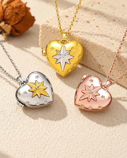 De drie kleuren van de ketting met hartmedaillon met poolster, naast elkaar op gips