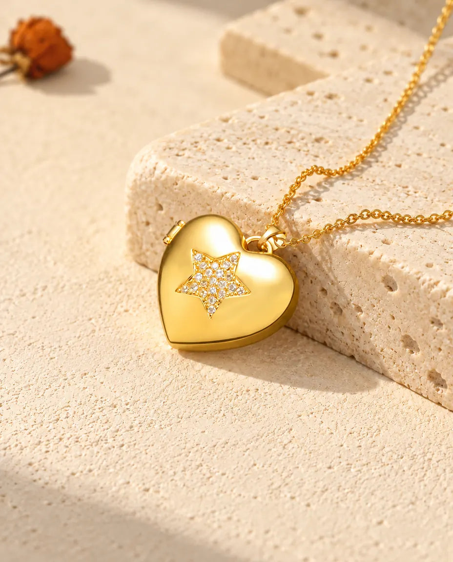 Ketting met een goudkleurig hartmedaillon met ster, liggend op een blok travertin