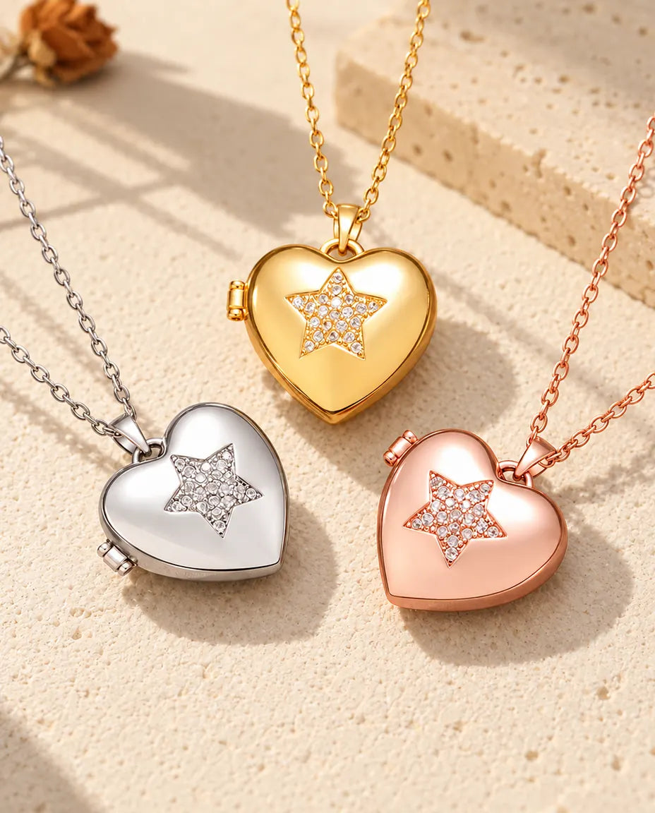 De drie kleuren van de ketting met hartmedaillon met ster, naast elkaar op gips