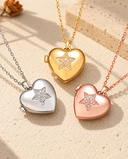 De drie kleuren van de ketting met hartmedaillon met ster, naast elkaar op gips
