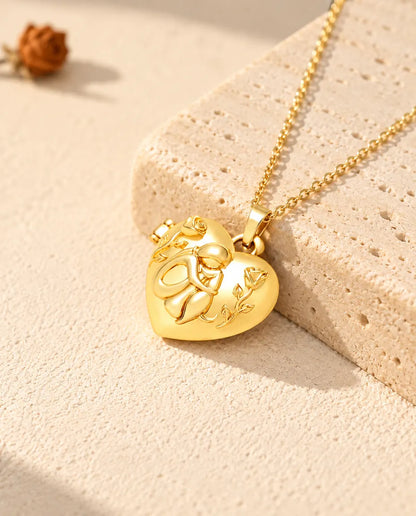 Goudkleurige ketting met hartmedaillon met vrouw en hond, neergelegd op een blok travertin