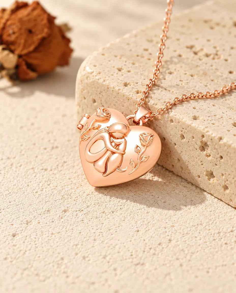 Roségoudkleurige ketting met hartmedaillon met vrouw en hond op travertin in warm zonlicht