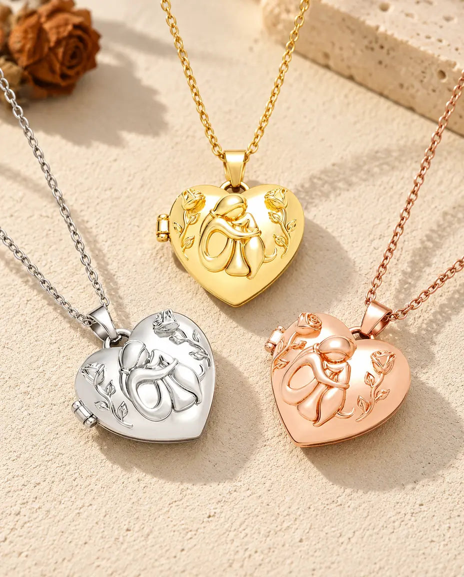 De drie kleuren van de ketting met hartmedaillon met vrouw en hond samen uitgestald op gips
