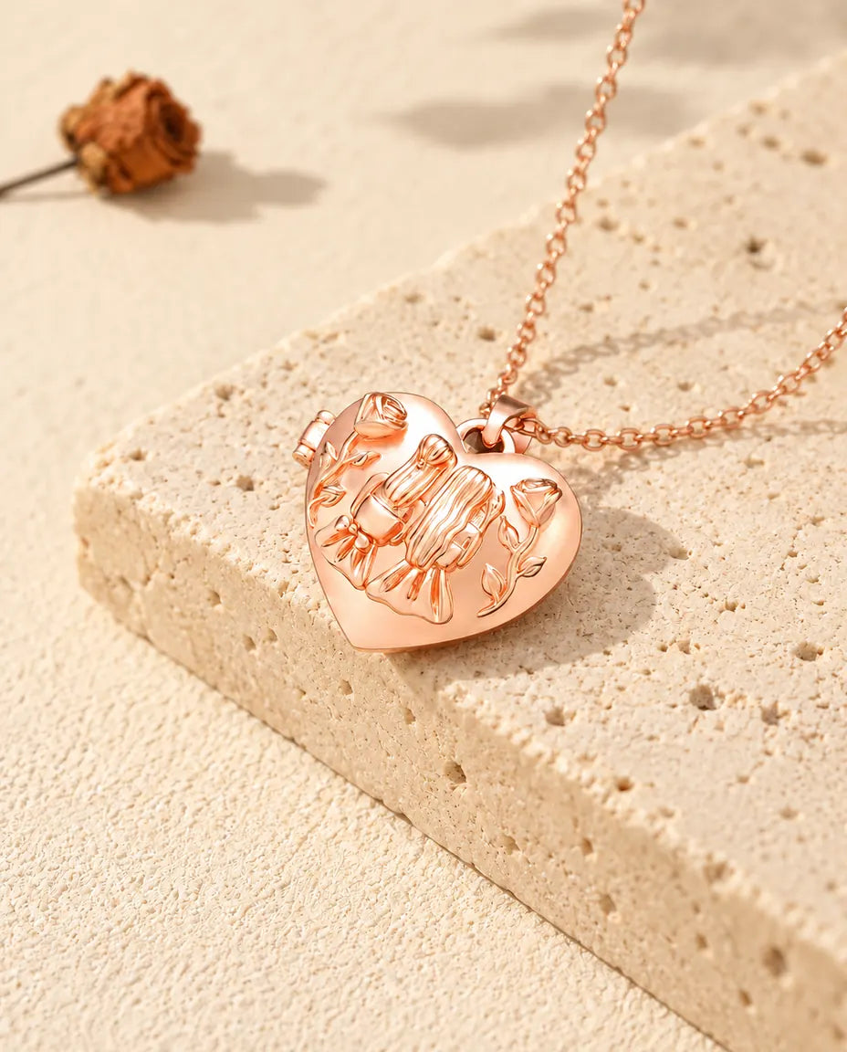 Roségoudkleurige ketting met hartmedaillon met twee zusjes op travertin in warm zonlicht