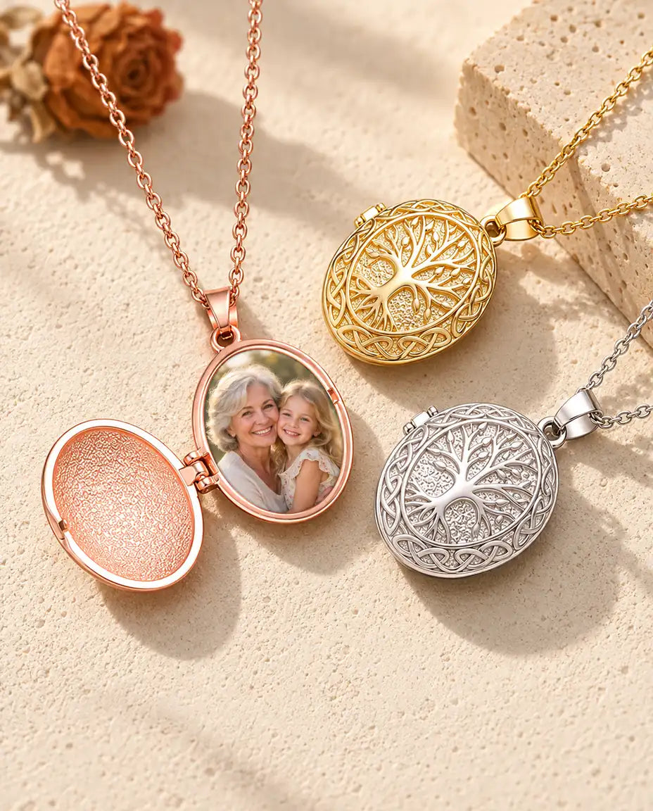 Geopend roségoudkleurig levensboommedaillon met een foto van oma en kleindochter, naast een goud- en zilverkleurig exemplaar