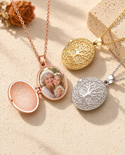 Geopend roségoudkleurig levensboommedaillon met een foto van oma en kleindochter, naast een goud- en zilverkleurig exemplaar