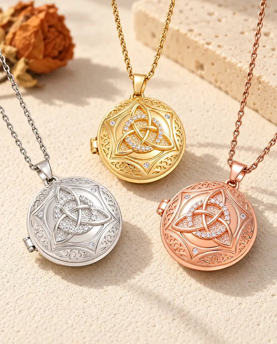 De ketting met rond medaillon met Keltische knoop in alle drie de kleuren, samen neergelegd op gips