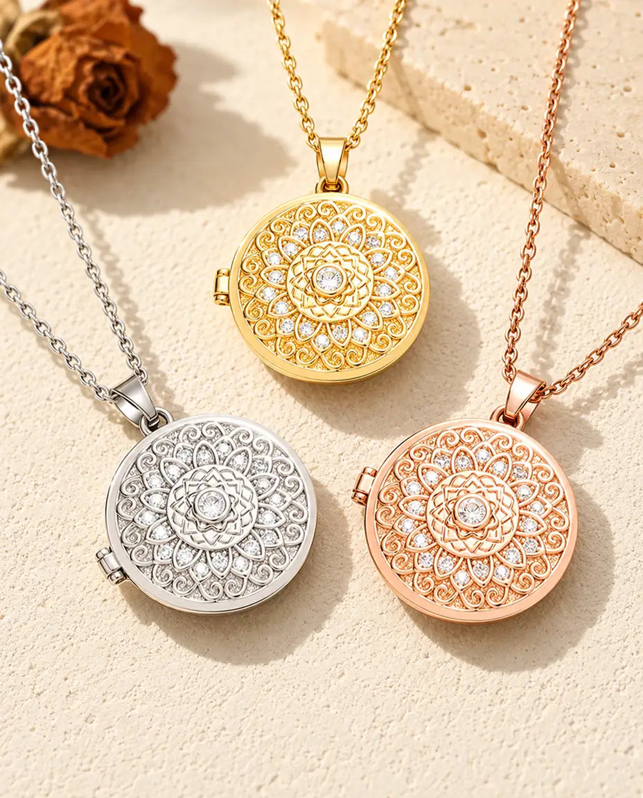 De drie kleuren van de ketting met medaillon met mandalabloem samen uitgestald op gips