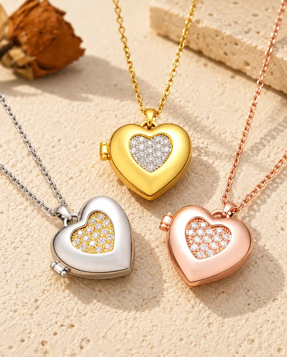 De drie kleuren van de ketting met hartmedaillon met pavé hartje, naast elkaar op gips