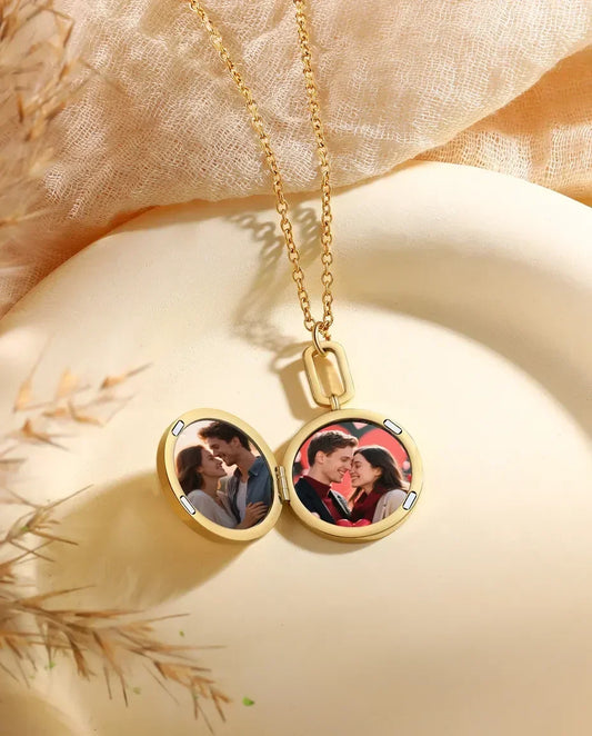 Medaillon met Foto – Rond Parelmoer voor 2 Foto's met Gravure Achterop, Zilver of Goud