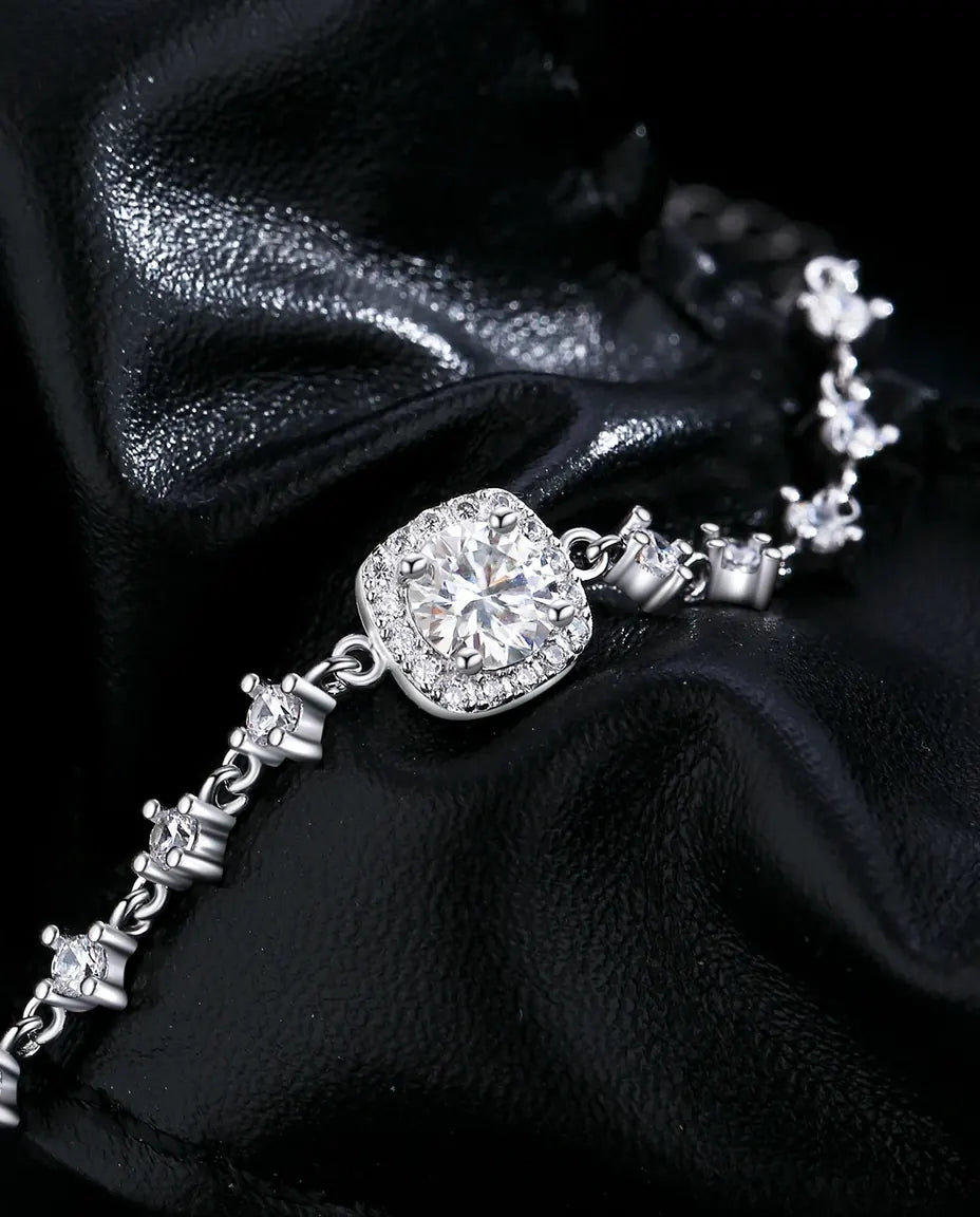 Armband met Halo van Moissaniet – cushion van 0,8 ct in D-kleur, verstelbare ketting van 925 sterling zilver