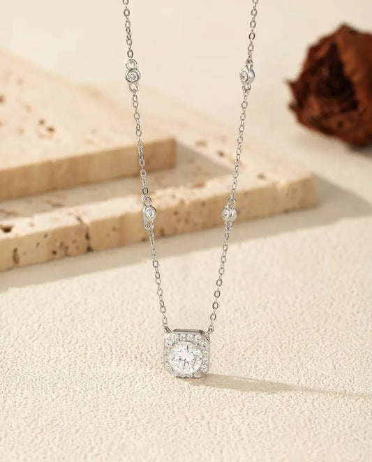 Moissanite Ketting 1 karaat - hanger met kussenvormige halo en zirkonia's in de ketting, kleur D VVS1, 925 sterling zilver