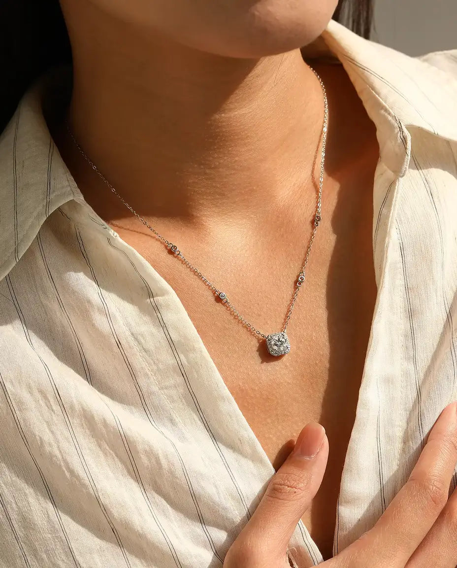 Moissanite Ketting 1 karaat - hanger met kussenvormige halo en zirkonia's in de ketting, kleur D VVS1, 925 sterling zilver