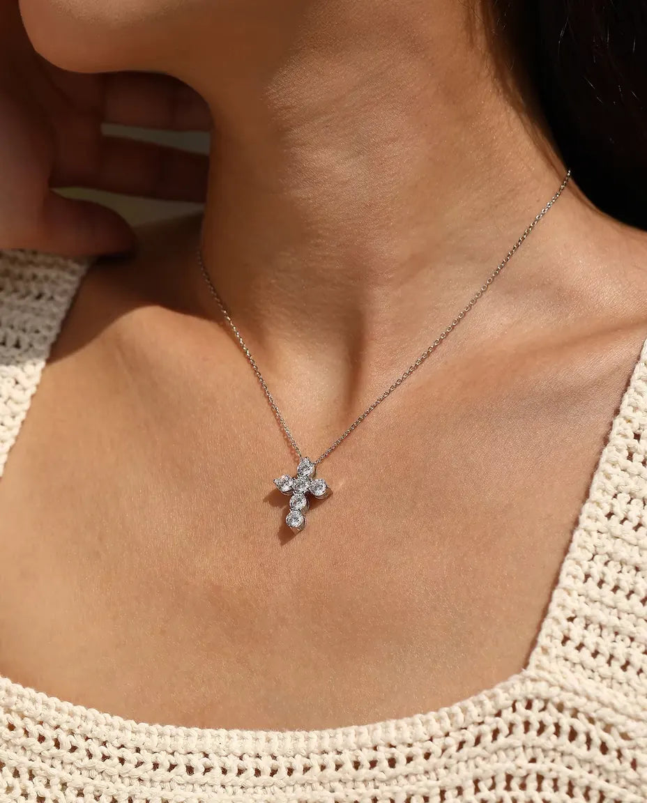 Moissanite Ketting met Kruis - zes stenen van 0,50 ct kleur D, hanger 17,5 x 22,5 mm, 925 sterling zilver
