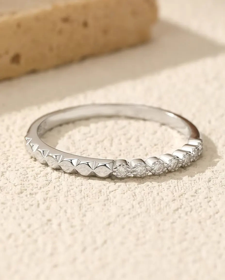 Moissanite alliance ring - zeven stenen van 1,3 mm kleur D / VVS1 naast een rij piramidefacetten, 925 sterling zilver, maat 5 t/m 9