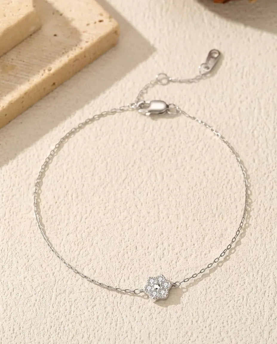 Moissanite Armband met Bloem in 925 Sterling Zilver - plat op een licht gestructureerd oppervlak met sluiting en verlengketting