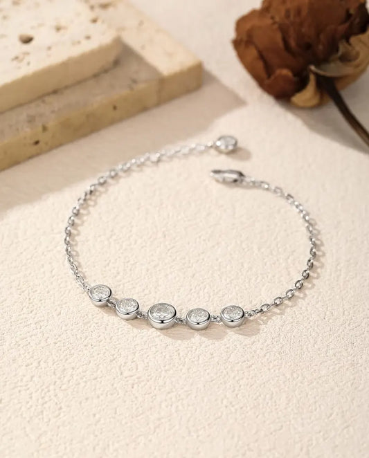 Moissanite Armband in Kastzetting in 925 Sterling Zilver - los neergelegd op een licht oppervlak met sluiting en verlengketting