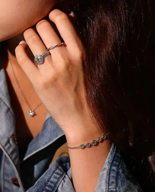 Moissanite Armband in Kastzetting in 925 Sterling Zilver - gedragen om de pols, hand bij het gezicht