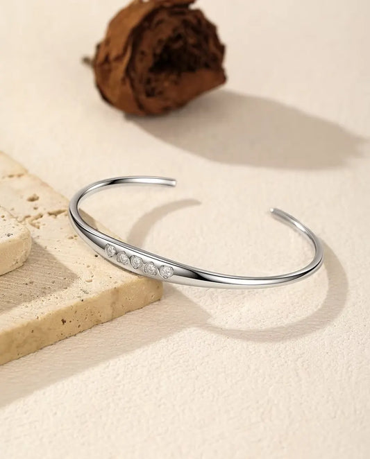 Moissanite Bangle Armband in 925 Sterling Zilver - over een travertijnplaat gedrapeerd