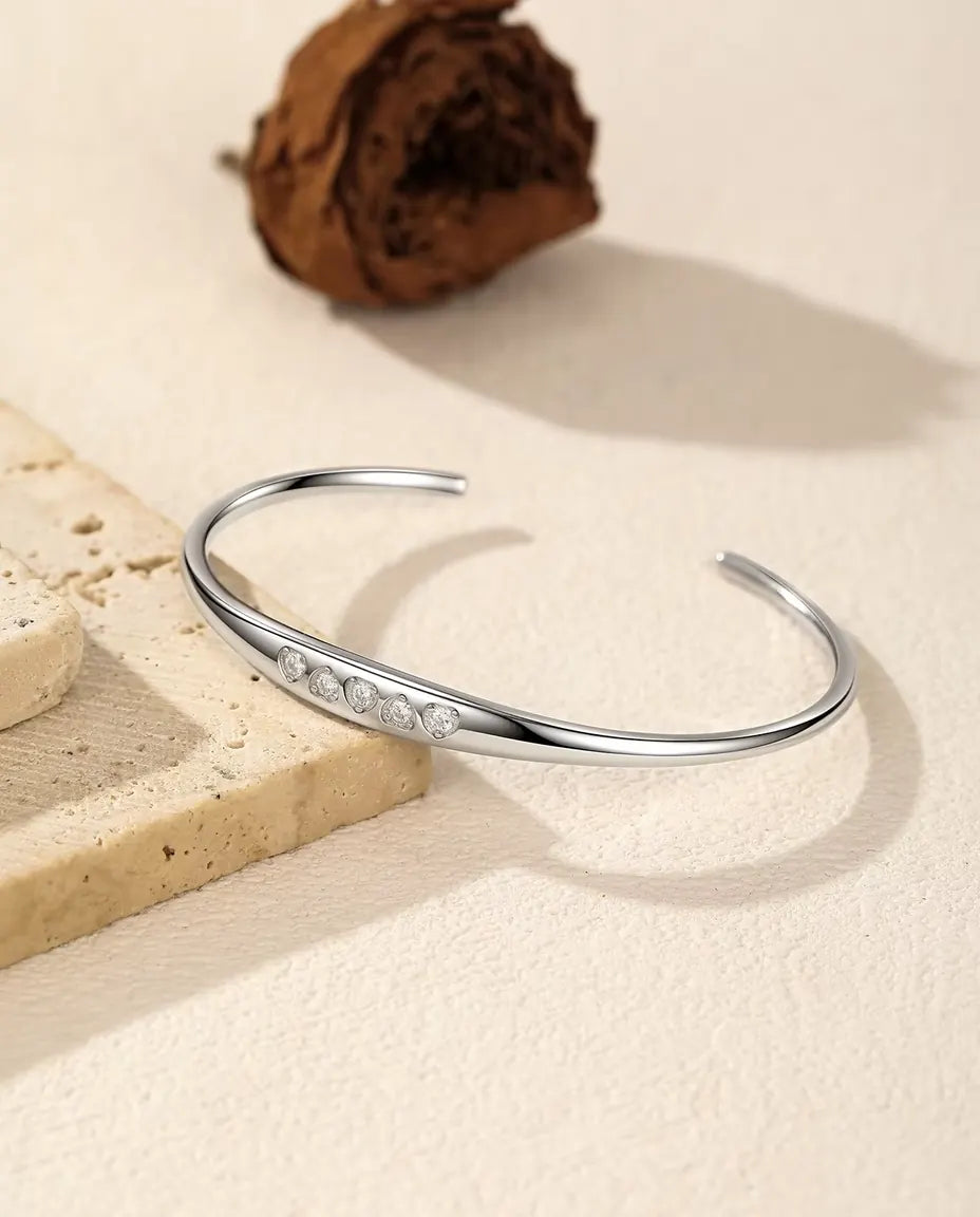 Moissanite Bangle Armband in 925 Sterling Zilver - over een travertijnplaat gedrapeerd
