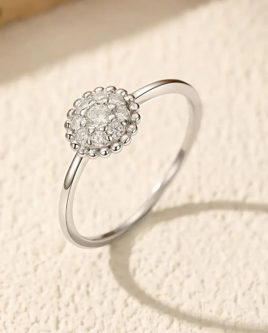 Moissanite cluster ring - centrale steen van 0,06 ct met acht stenen in geparelde zetting van 8 mm in 925 sterling zilver, maat 5 t/m 9