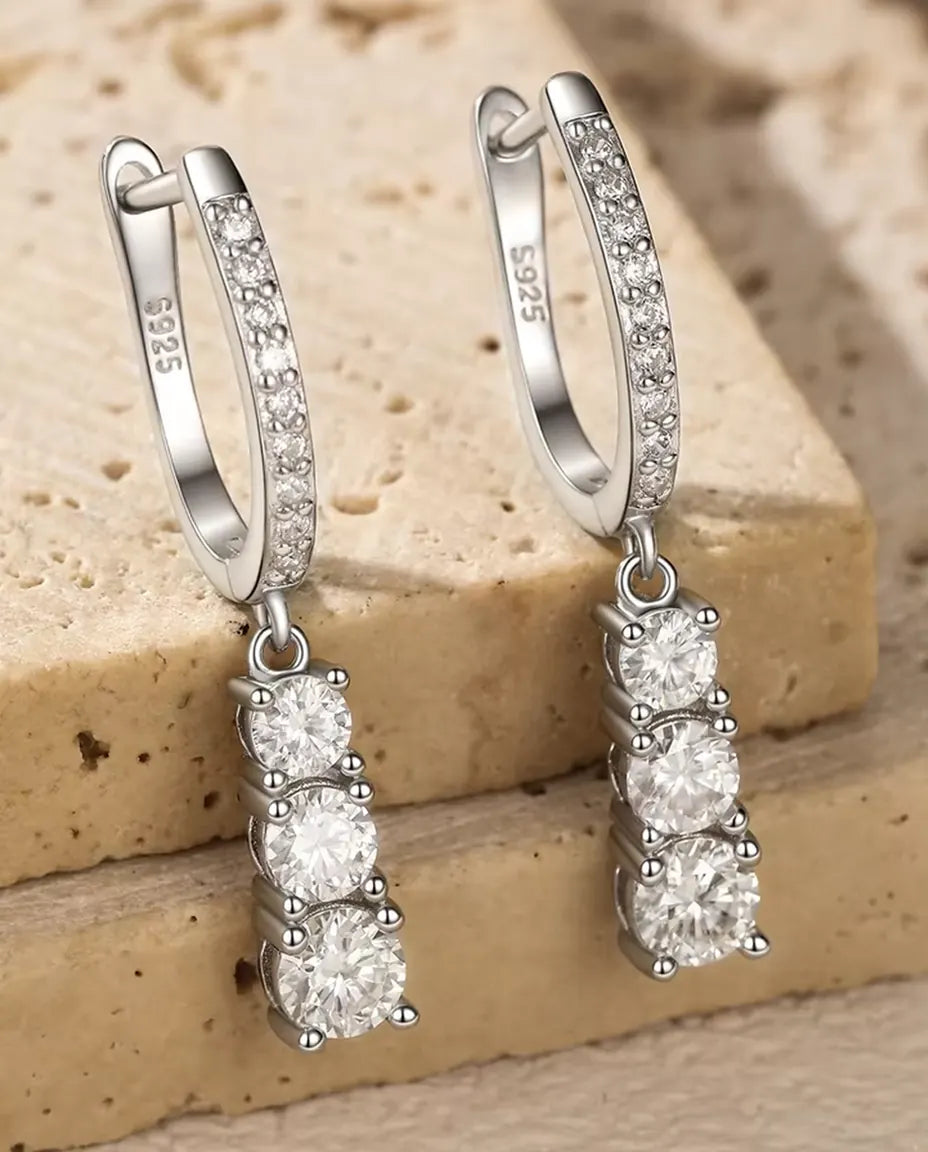 Moissanite Creolen met Drie Hangende Stenen in 925 Sterling Zilver - close-up van de drie oplopende moissanieten