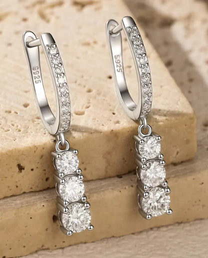 Moissanite Creolen met Drie Hangende Stenen in 925 Sterling Zilver - close-up van de drie oplopende moissanieten