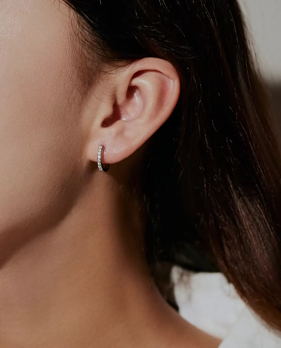 Moissanite Creolen in 925 Sterling Zilver - gedragen in het oor van een model, van opzij