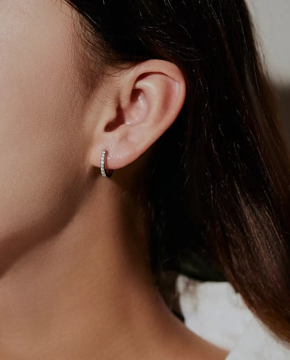 Moissanite Creolen in 925 Sterling Zilver - gedragen in het oor van een model, van opzij
