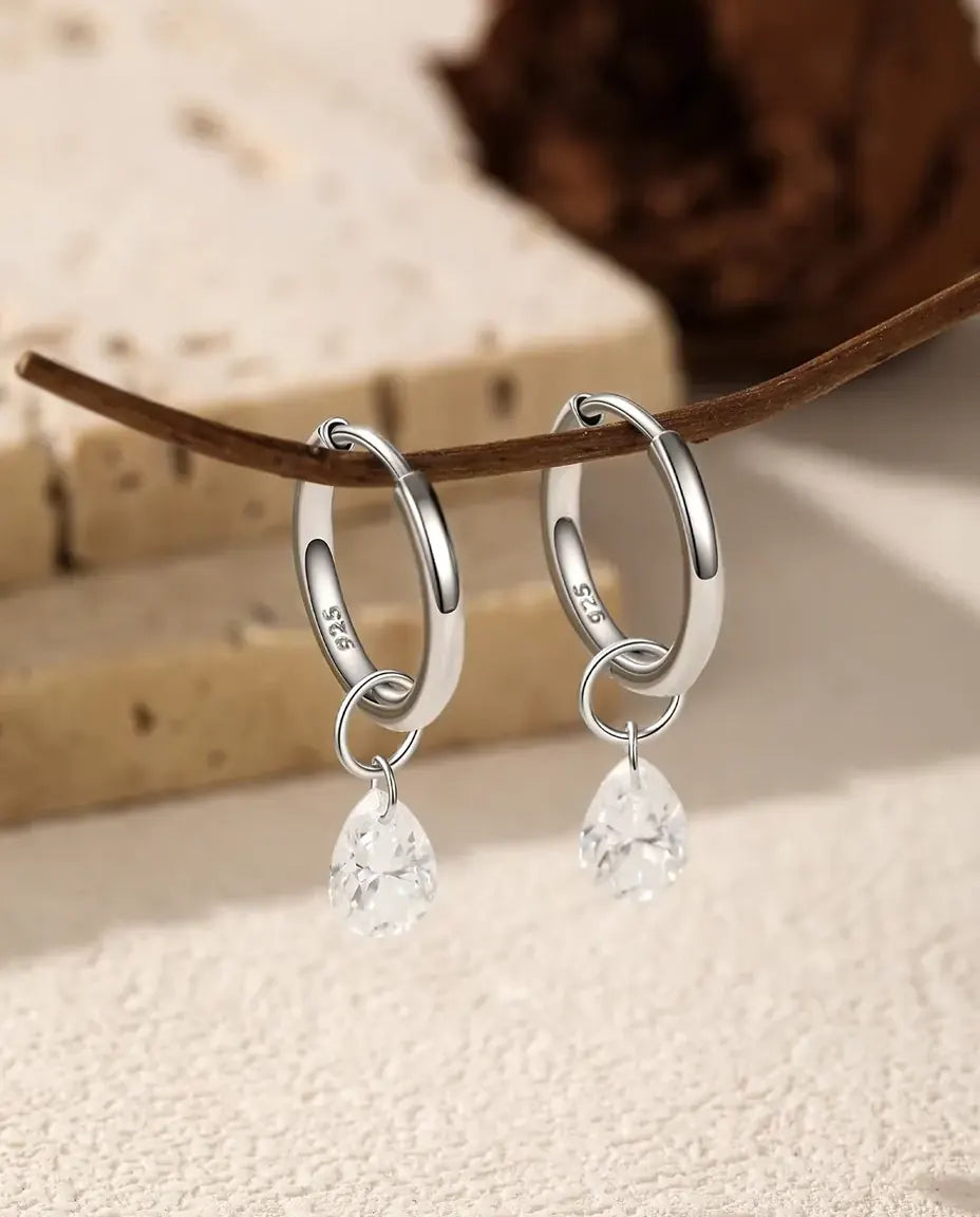 Moissanite Creolen met Peervormige Hanger in 925 Sterling Zilver - het paar hangend aan een dunne tak