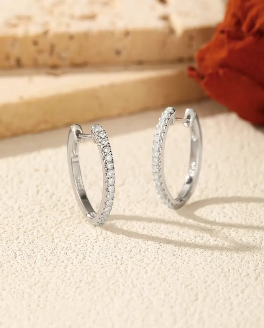 Moissanite Creolen in U-vorm in 925 Sterling Zilver - het paar naast elkaar op een licht gestructureerd oppervlak