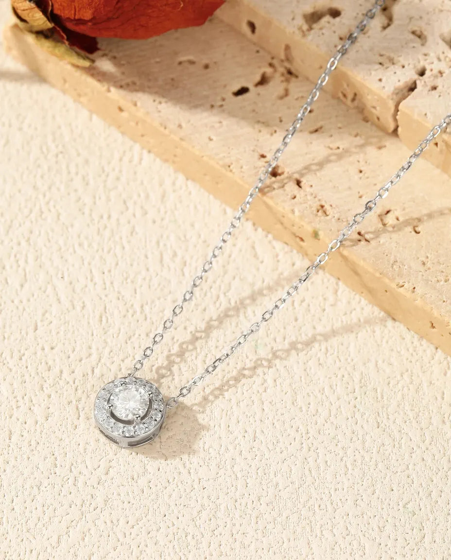 Moissanite Ketting met Halo – ronde steen van 0,5 ct kleur D VVS1 in 925 sterling zilver, ketting 40+5 cm
