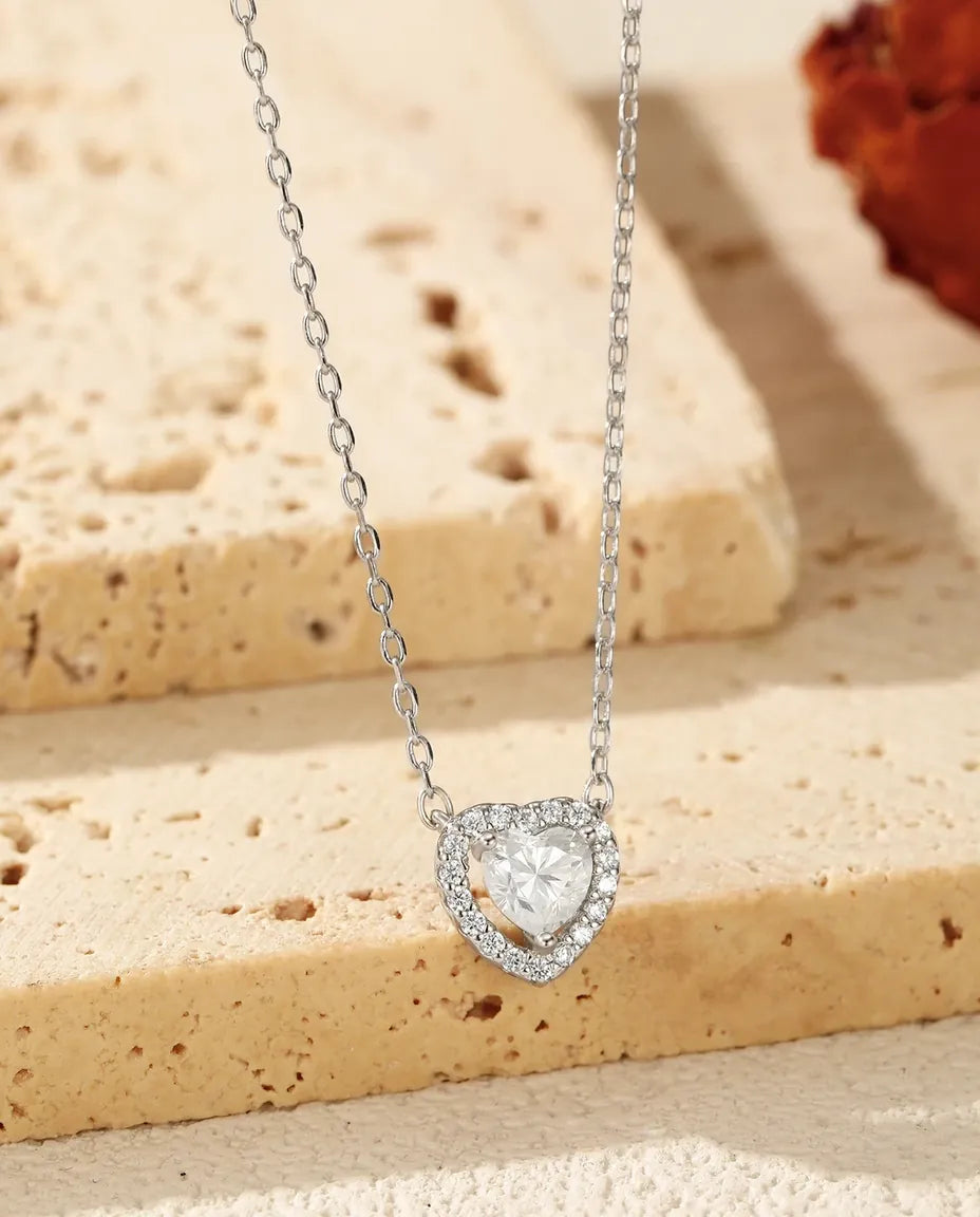 Moissanite Ketting met Hart – hartslijpsel van 0,5 ct kleur D met pavé halo in 925 sterling zilver