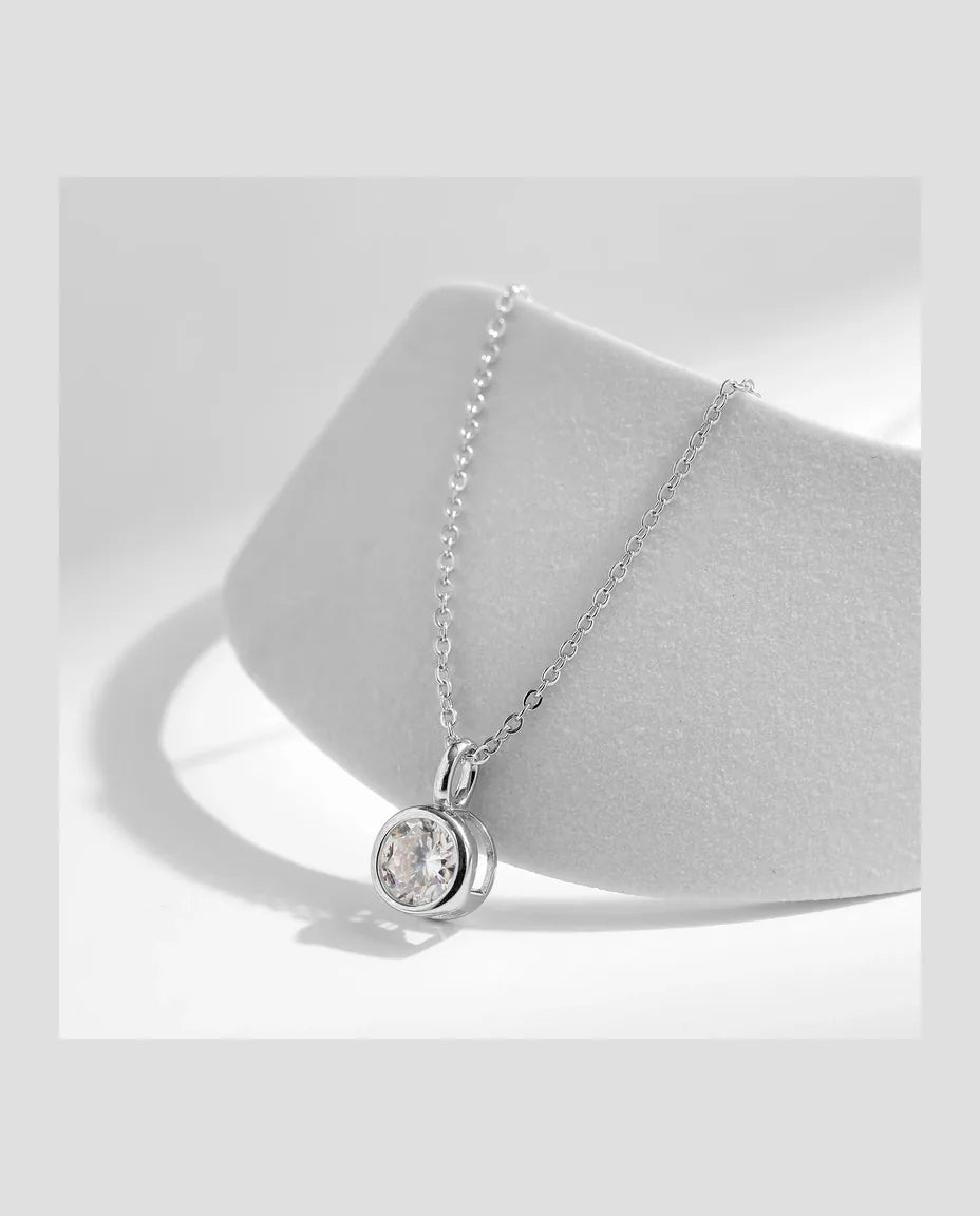 Moissanite Ketting in Kastzetting – ronde steen van 1 ct kleur D VVS1 in 925 sterling zilver, ketting 40+5 cm