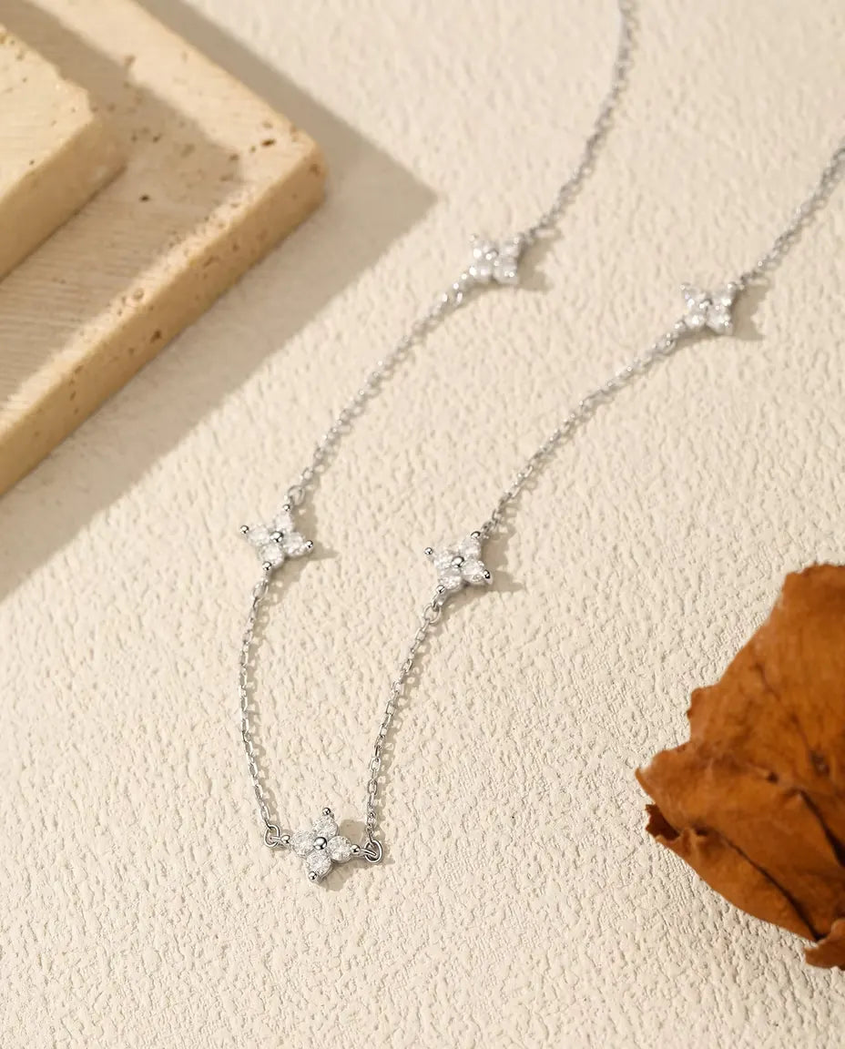 Moissanite ketting met klaver-stations - vijf bloemen van 20 stenen in 925 zilver, ketting 40 cm plus 5 cm verlengstuk