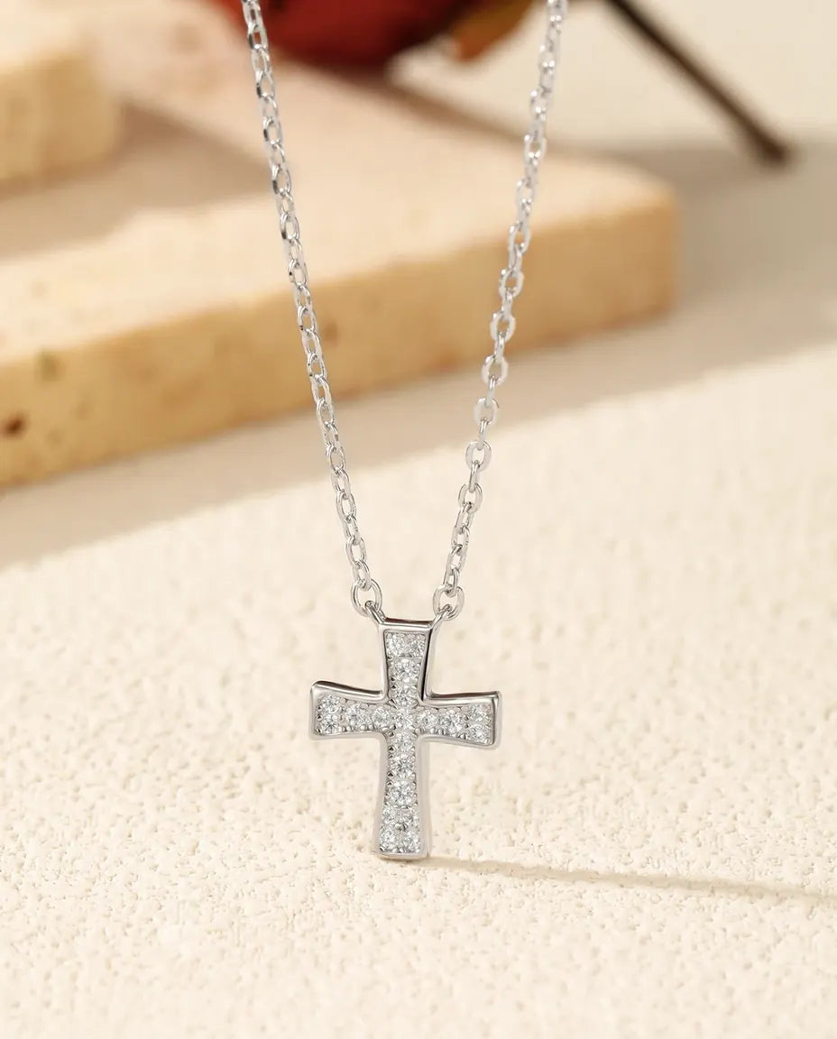 Moissanite Ketting met Fijn Kruis – acht stenen kleur D VVS1, hanger 10 x 12 mm in 925 sterling zilver