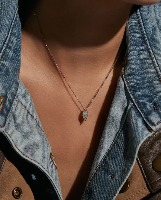 Moissanite Ketting Marquise van 1 ct in 925 Sterling Zilver - gedragen door een model, close-up bij het sleutelbeen