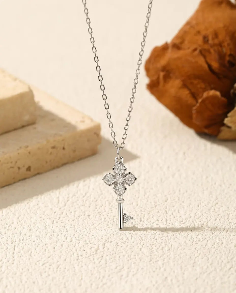 Moissanite Ketting met Sleutel – klaverhanger van 925 sterling zilver met zes stenen kleur D, ketting 40+5 cm