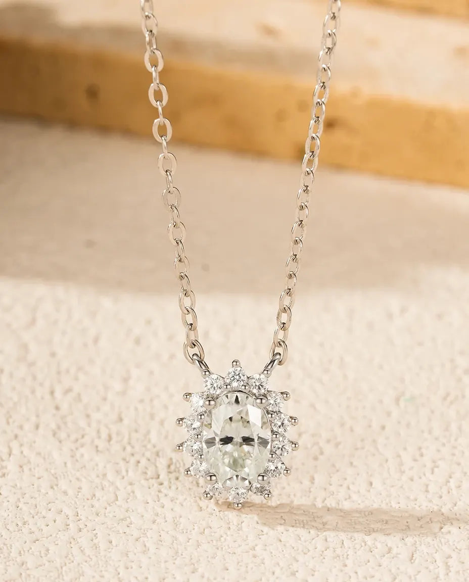 Moissanite Ketting Ovaal met Halo – steen van 1 ct kleur D in 925 sterling zilver, hanger 10 mm, ketting 40+5 cm