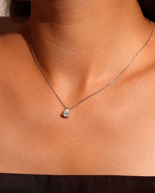 Moissanite Ketting Peervorm van 1 ct in 925 Sterling Zilver - gedragen door een model, close-up bij het sleutelbeen