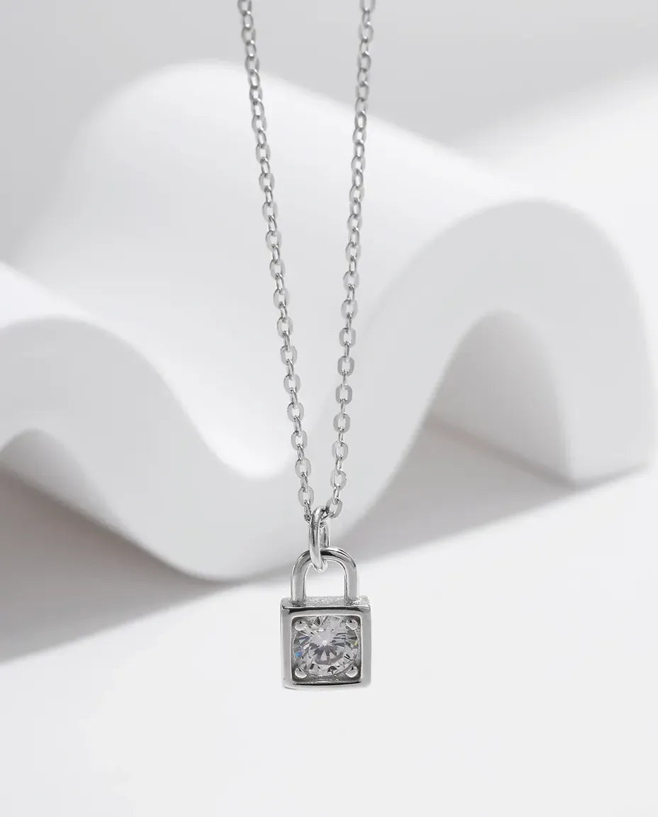 Moissanite Ketting met Slotje – hangslotje met steen van 0,5 ct kleur D VVS1 in 925 sterling zilver