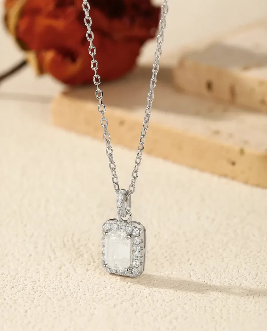Moissanite Ketting Smaragdslijpsel – steen van 1 ct kleur D VVS1 met halo in 925 sterling zilver, ketting 40+5 cm