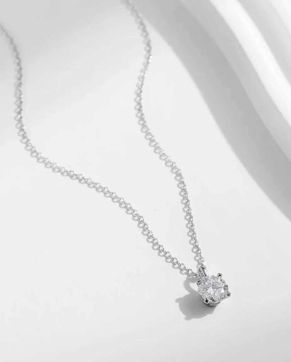 Moissanite Ketting Solitair 1 ct – ronde steen kleur D VVS1 in 925 sterling zilver, vier chatons