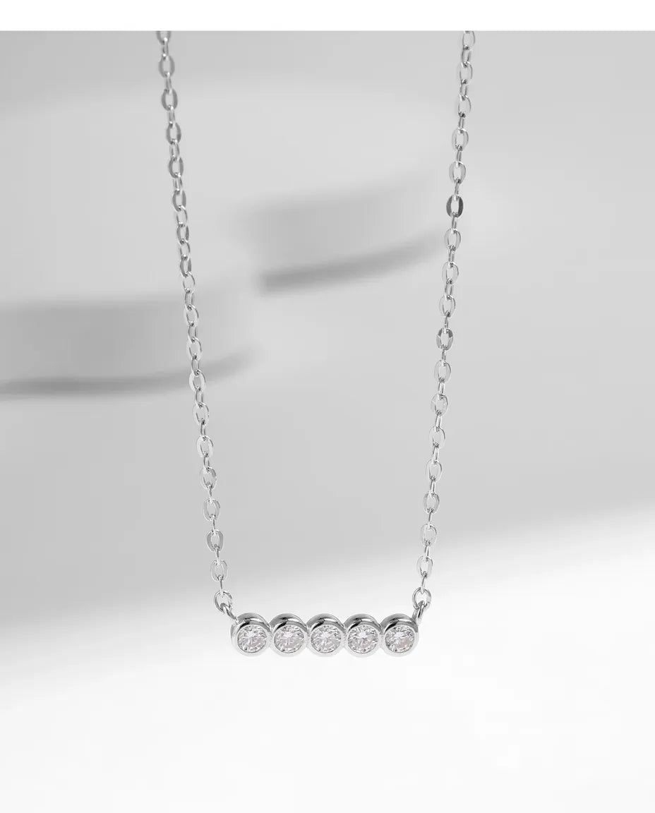 Moissanite Ketting met Staaf – vijf stenen kleur D in kastzetting, gebogen hanger van 925 sterling zilver