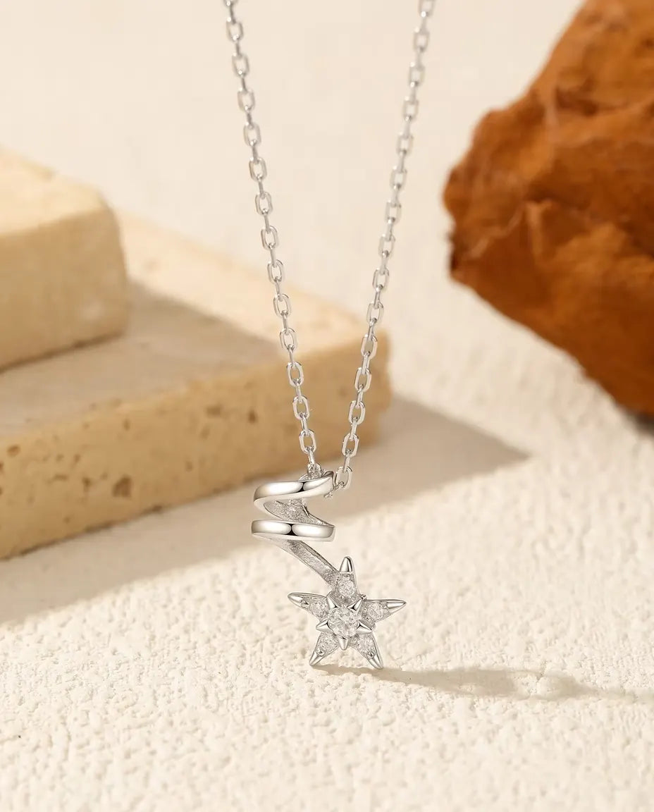Moissanite Ketting met Ster - middensteen van 2 mm, vijf pavé accenten en spiraalschakel, 925 zilver, 40+5 cm