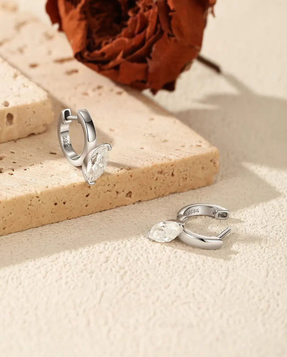 Moissanite Klapoorringen met Hanger Marquise - per oorbel een steen van 0,50 ct 4 x 8 mm, 14,5 mm lang, 925 zilver