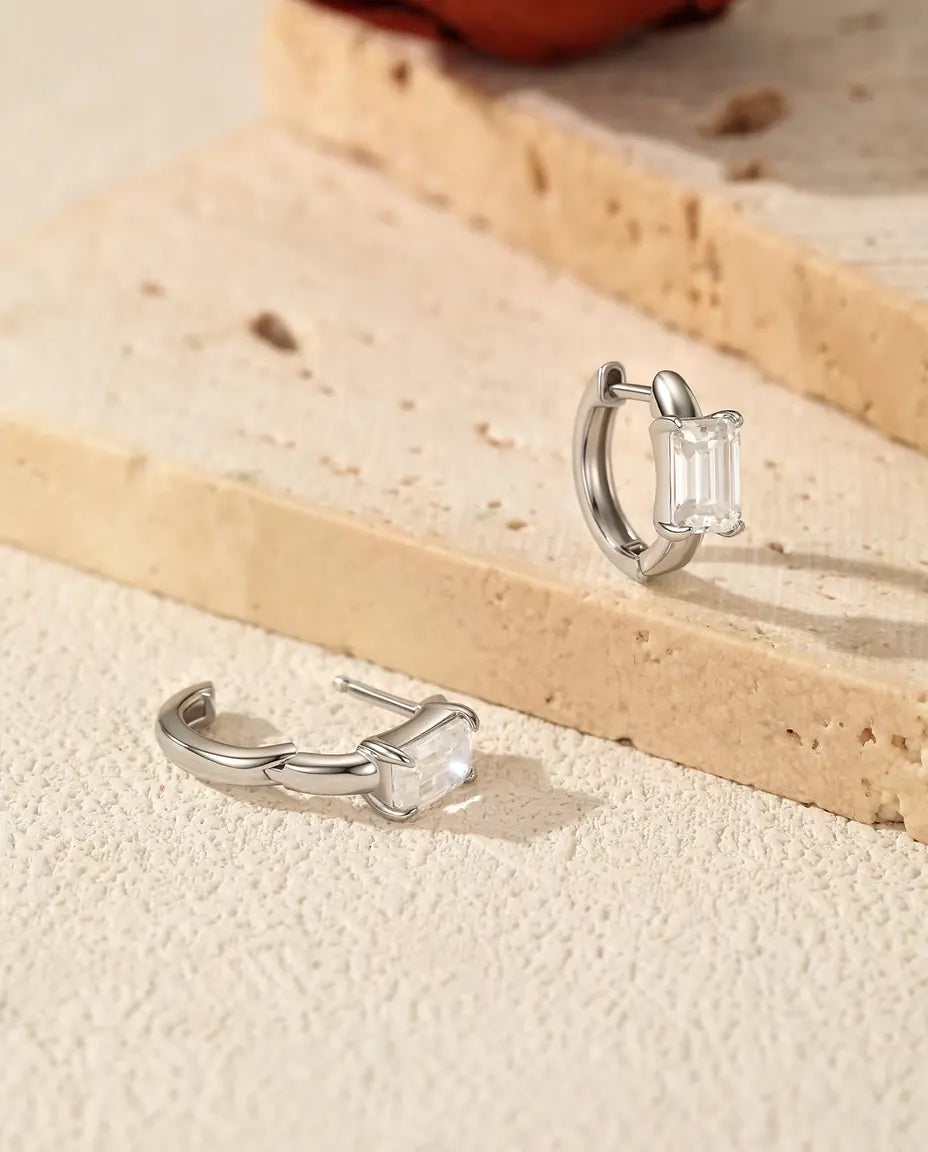 Moissanite Klapoorringen Smaragdslijpsel - per oorbel een steen van 0,80 ct 4 x 6 mm, ring van 11,5 mm, 925 zilver